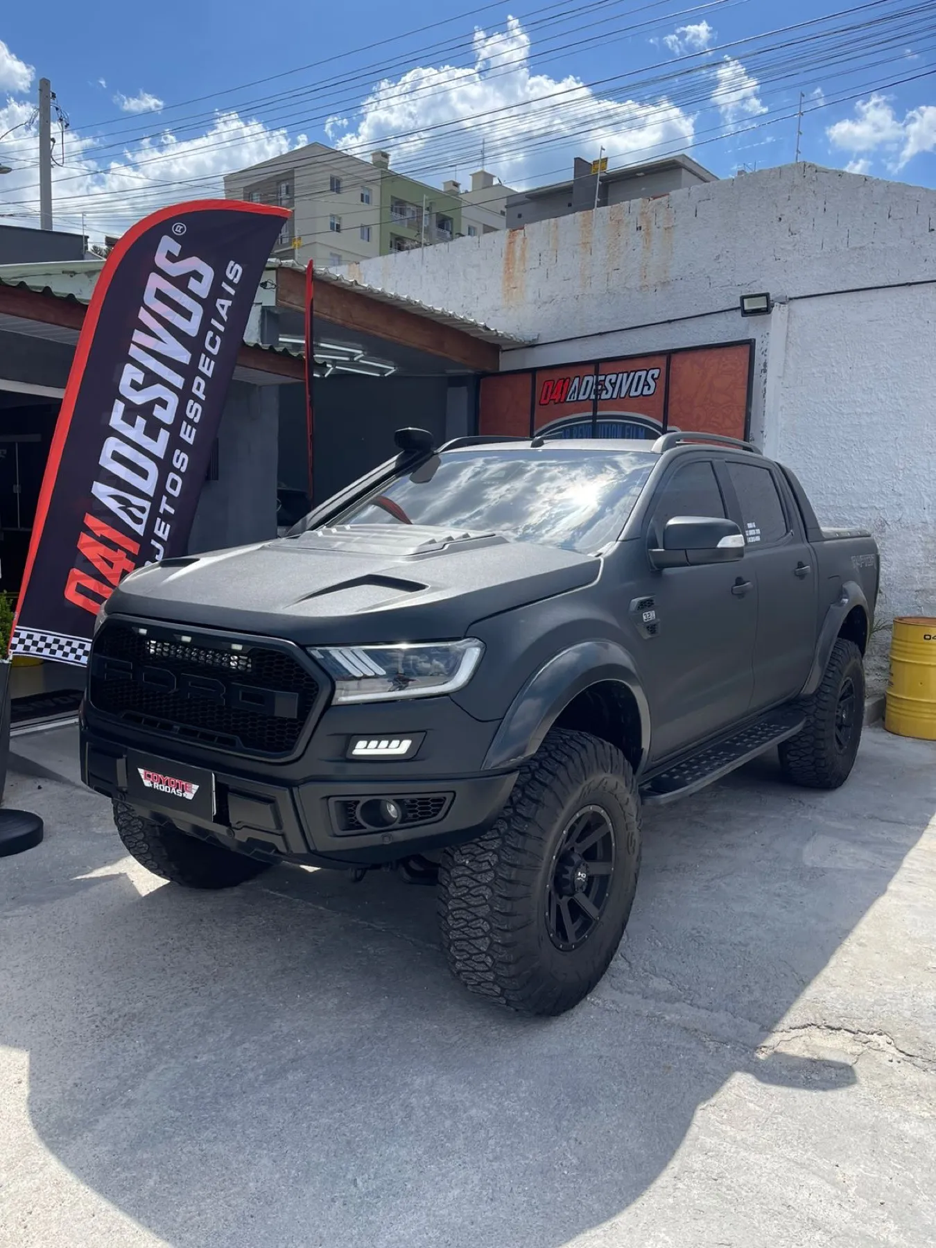Ford Ranger preta fosca com visual off-road na 041 Adesivos
