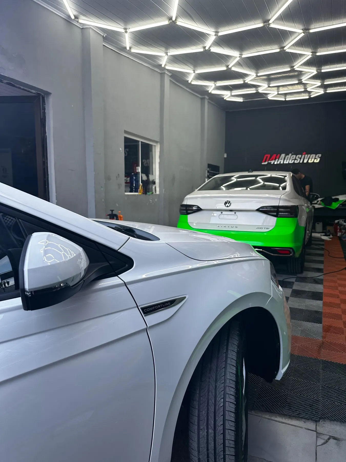 VW Virtus de frota do Paraná em produção no box da 041 Adesivos