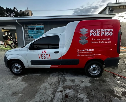 Lateral da Fiorino Vesta Piso Aquecido em branco e vermelho
