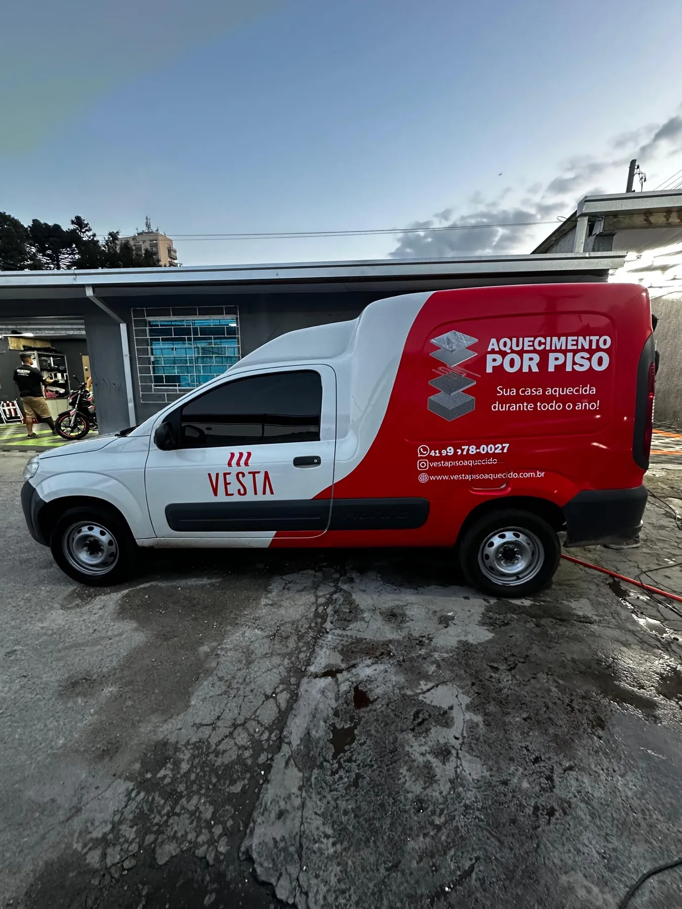 Lateral da Fiorino Vesta Piso Aquecido em branco e vermelho