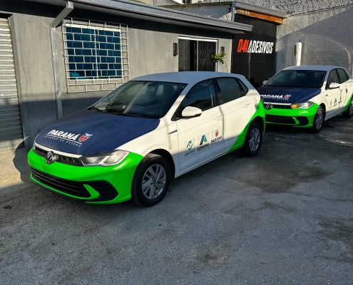 Dois VW Polo de frota do Paraná em frente à 041 Adesivos