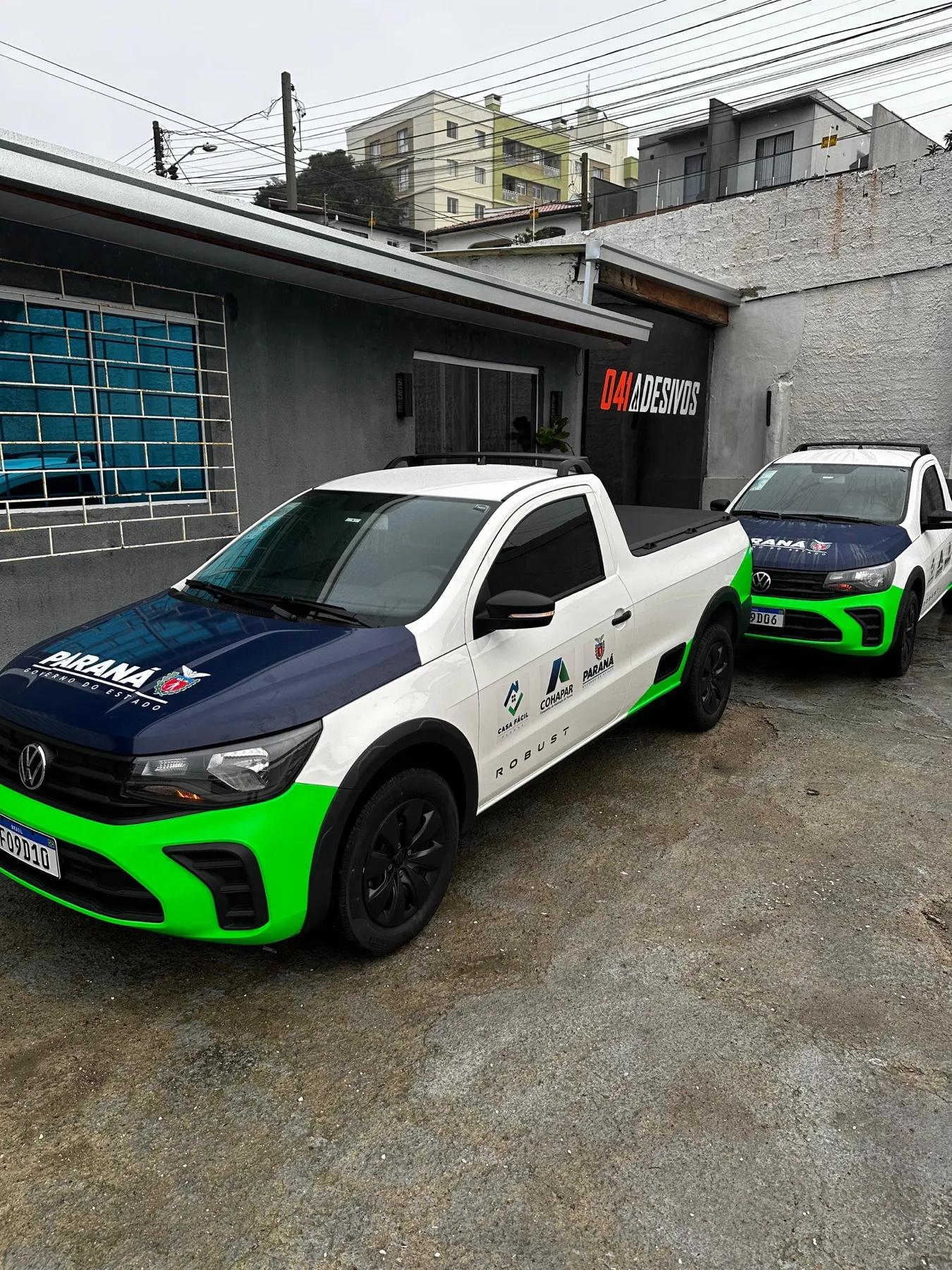 VW Saveiro de frota do Paraná em frente à 041 Adesivos