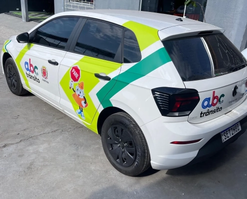 VW Polo ABC do Trânsito plotado, vista traseira lateral