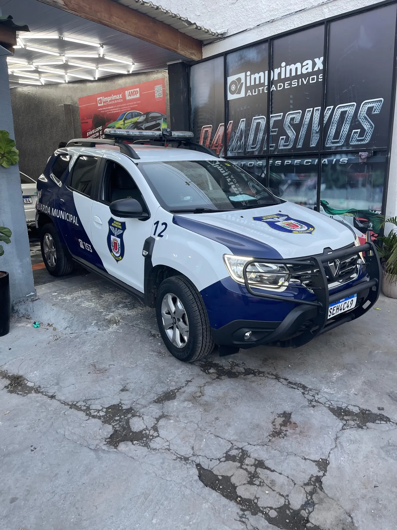 Renault Duster da Guarda Municipal plotado em azul e branco