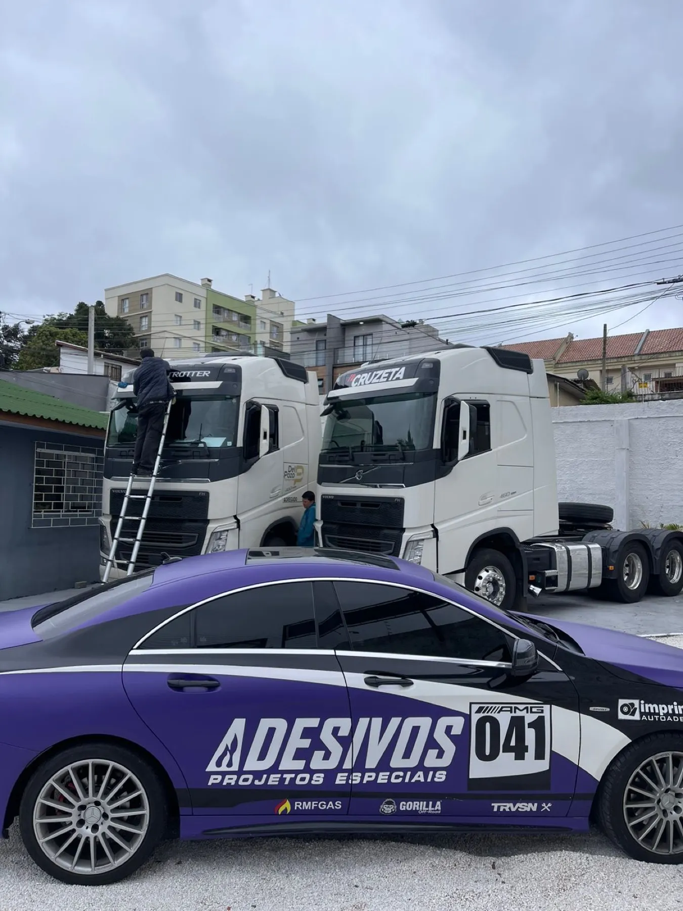 Mercedes-Benz CLA roxo envelopado, carro-conceito da 041