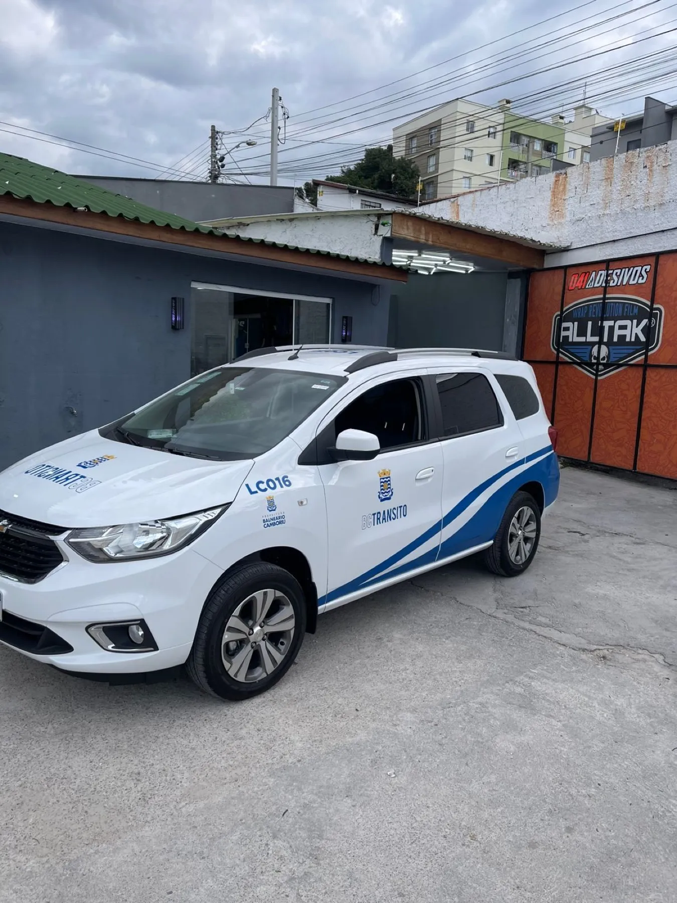 Chevrolet Spin do trânsito plotada em branco e azul