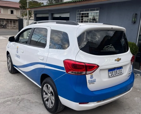 Traseira da Chevrolet Spin de trânsito plotada