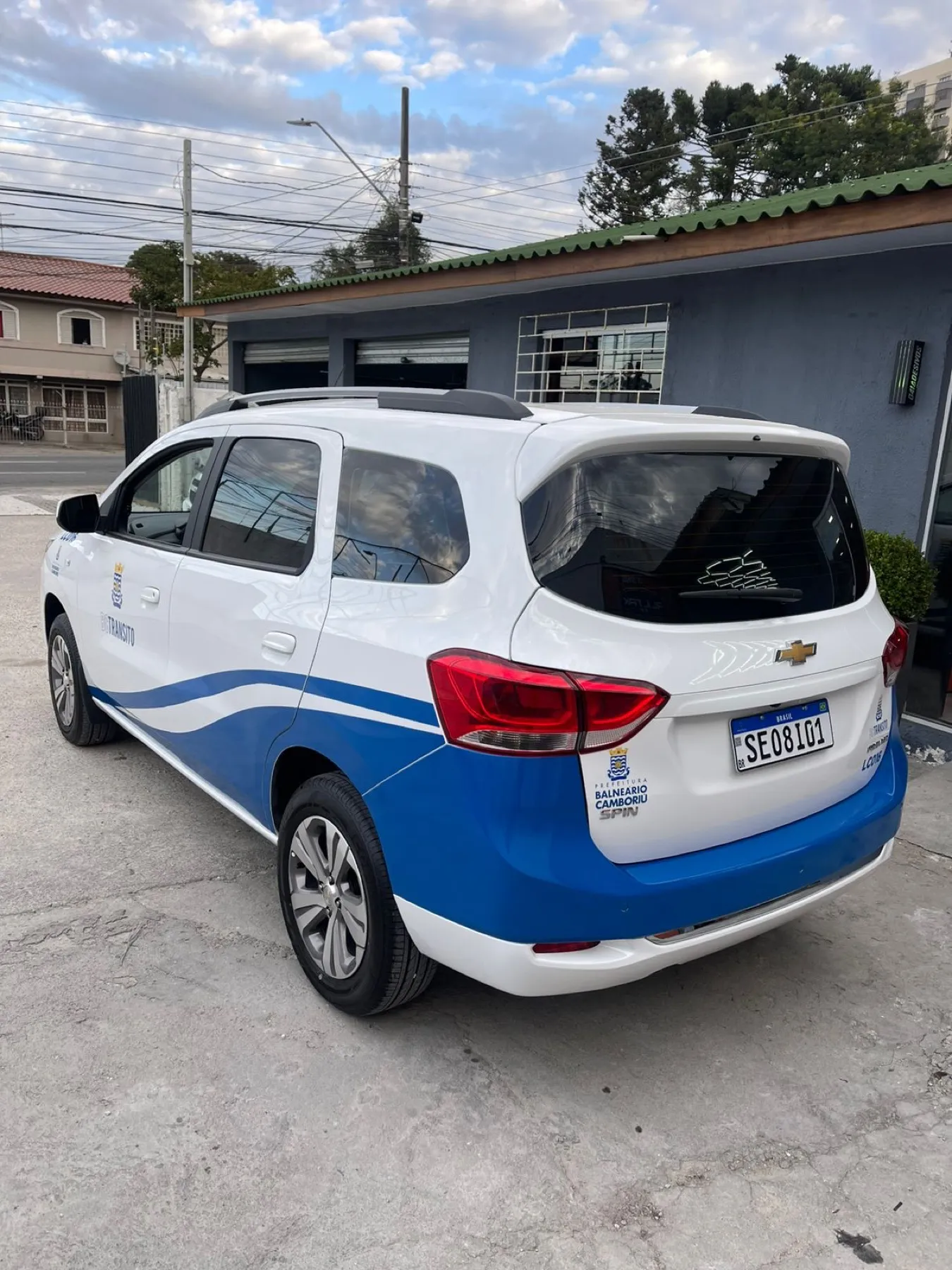 Traseira da Chevrolet Spin de trânsito plotada