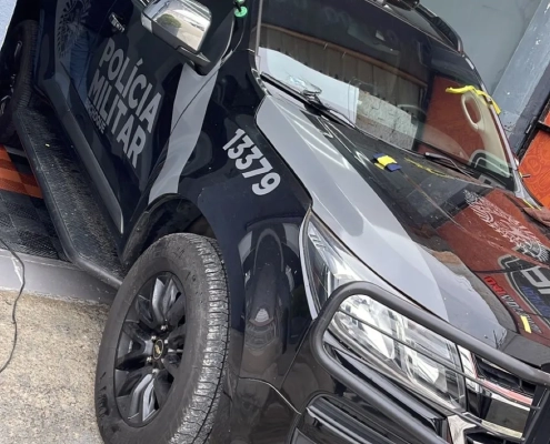 Picape preta da Polícia Militar plotada com prefixo