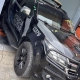 Picape preta da Polícia Militar plotada com prefixo