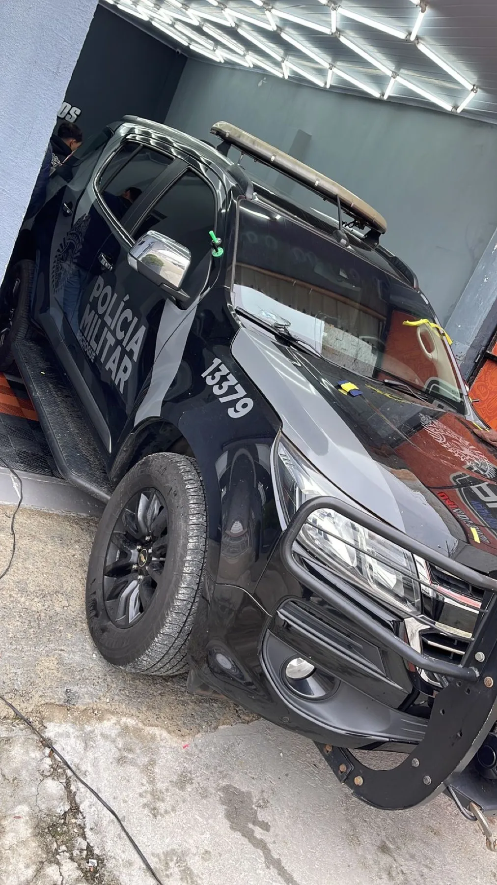Picape preta da Polícia Militar plotada com prefixo
