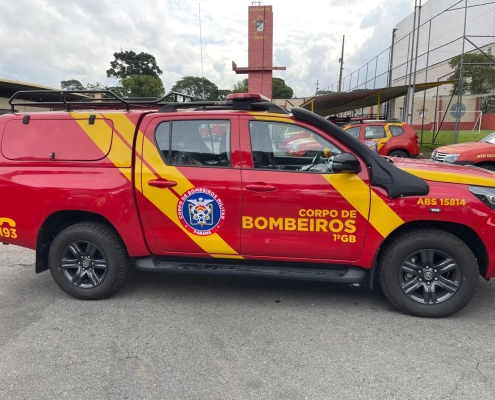 Hilux vermelha do Corpo de Bombeiros do Paraná plotada