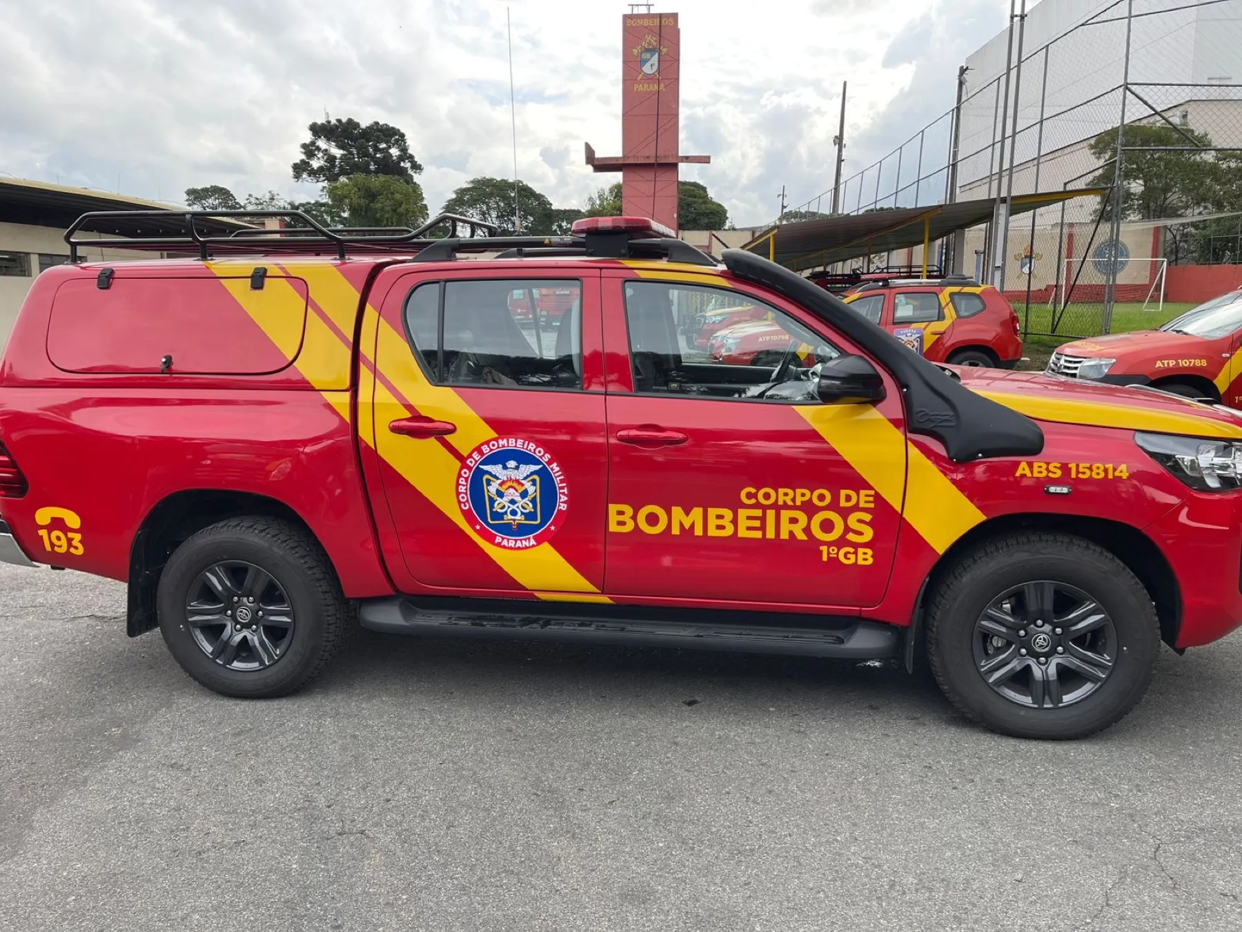Hilux vermelha do Corpo de Bombeiros do Paraná plotada