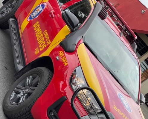 Hilux do Corpo de Bombeiros vista em ângulo frontal