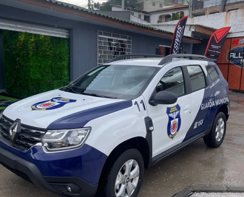 Renault Duster da Guarda Municipal plotado em frente à loja