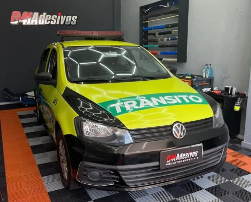 VW Fox de trânsito envelopado em verde-limão na loja