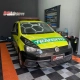 VW Fox de trânsito envelopado em verde-limão na loja