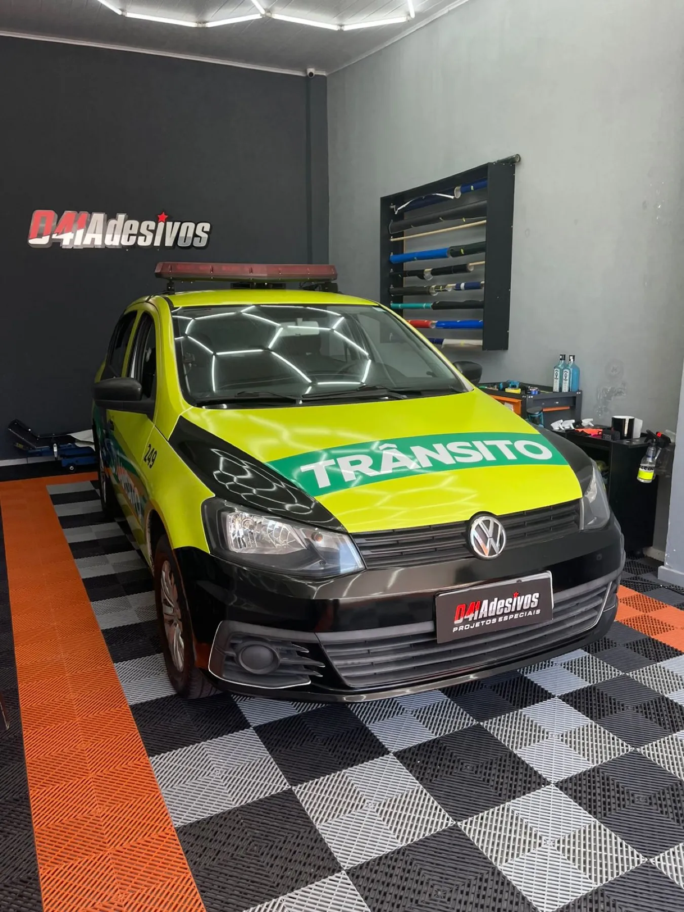 VW Fox de trânsito envelopado em verde-limão na loja