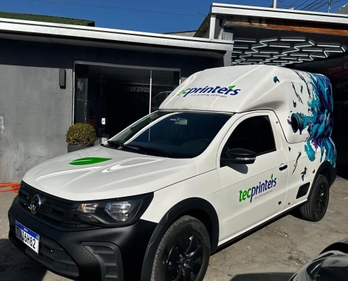 VW Saveiro branca plotada Tecprinters com arte de respingos azuis