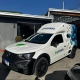 VW Saveiro branca plotada Tecprinters com arte de respingos azuis