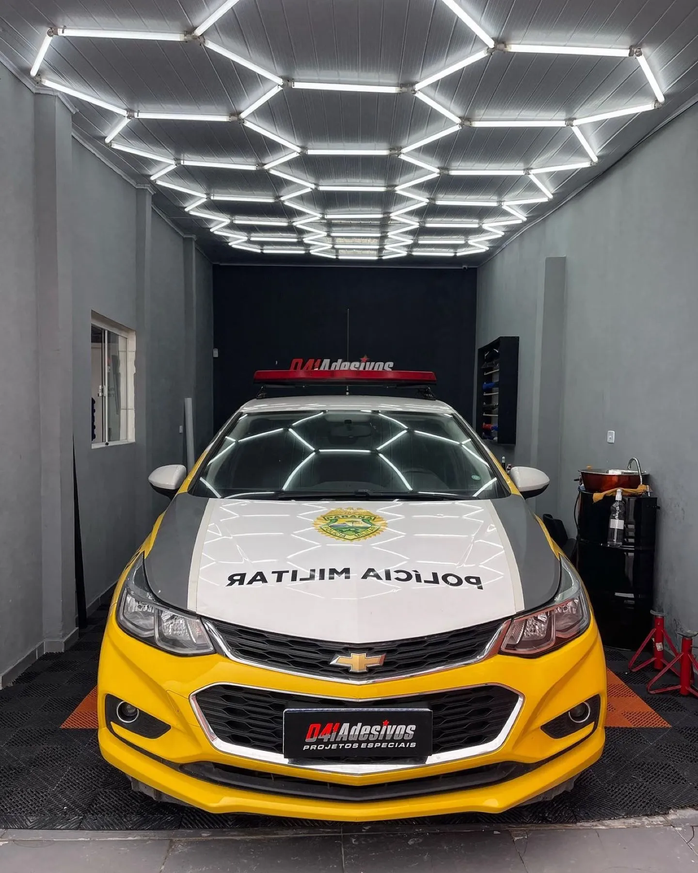 Chevrolet Cruze da Polícia Militar plotado na loja