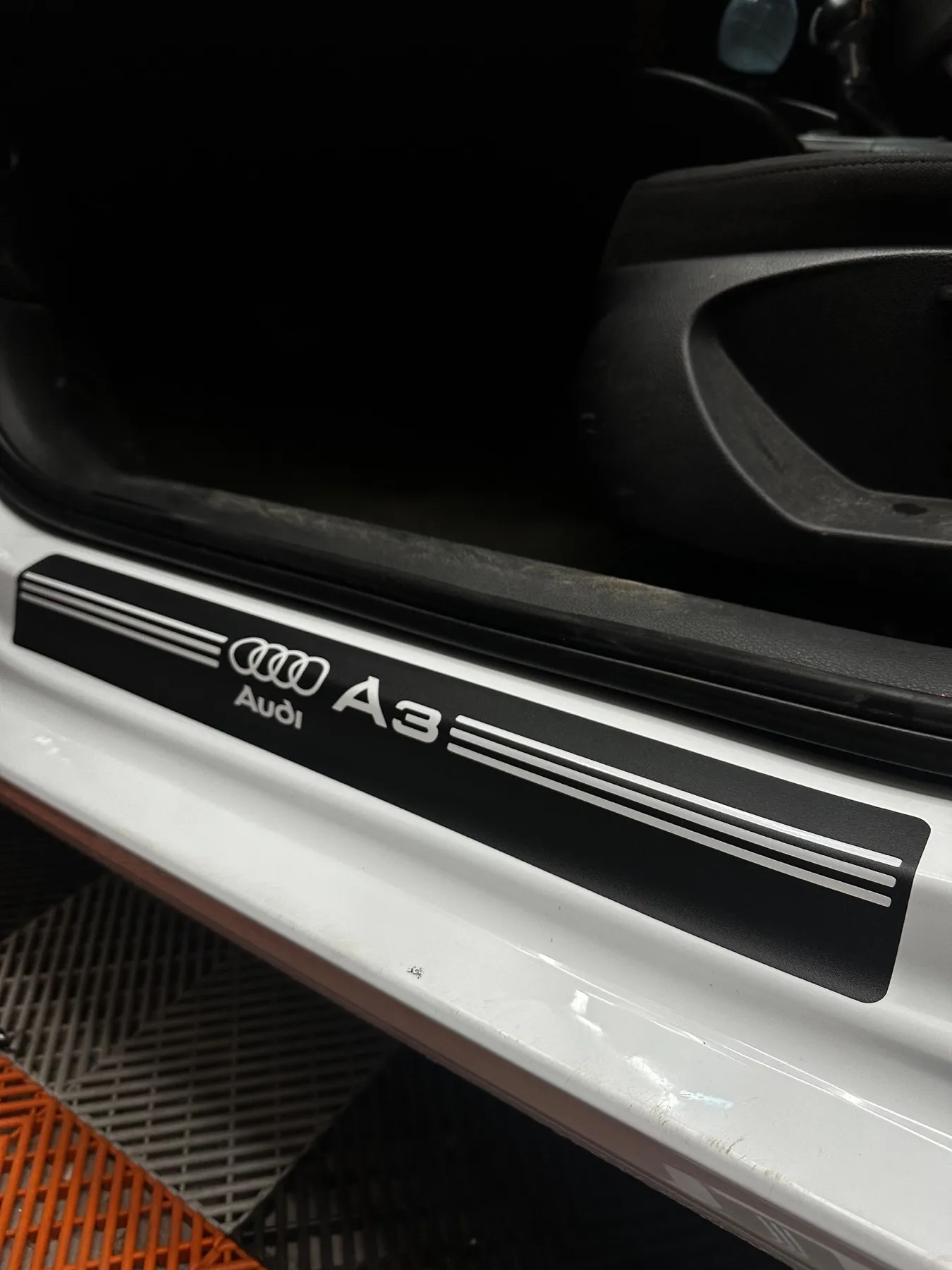 Soleira de porta de Audi A3 com adesivo preto e prata