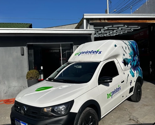 Saveiro branca Tecprinters em frente à loja 041 Adesivos