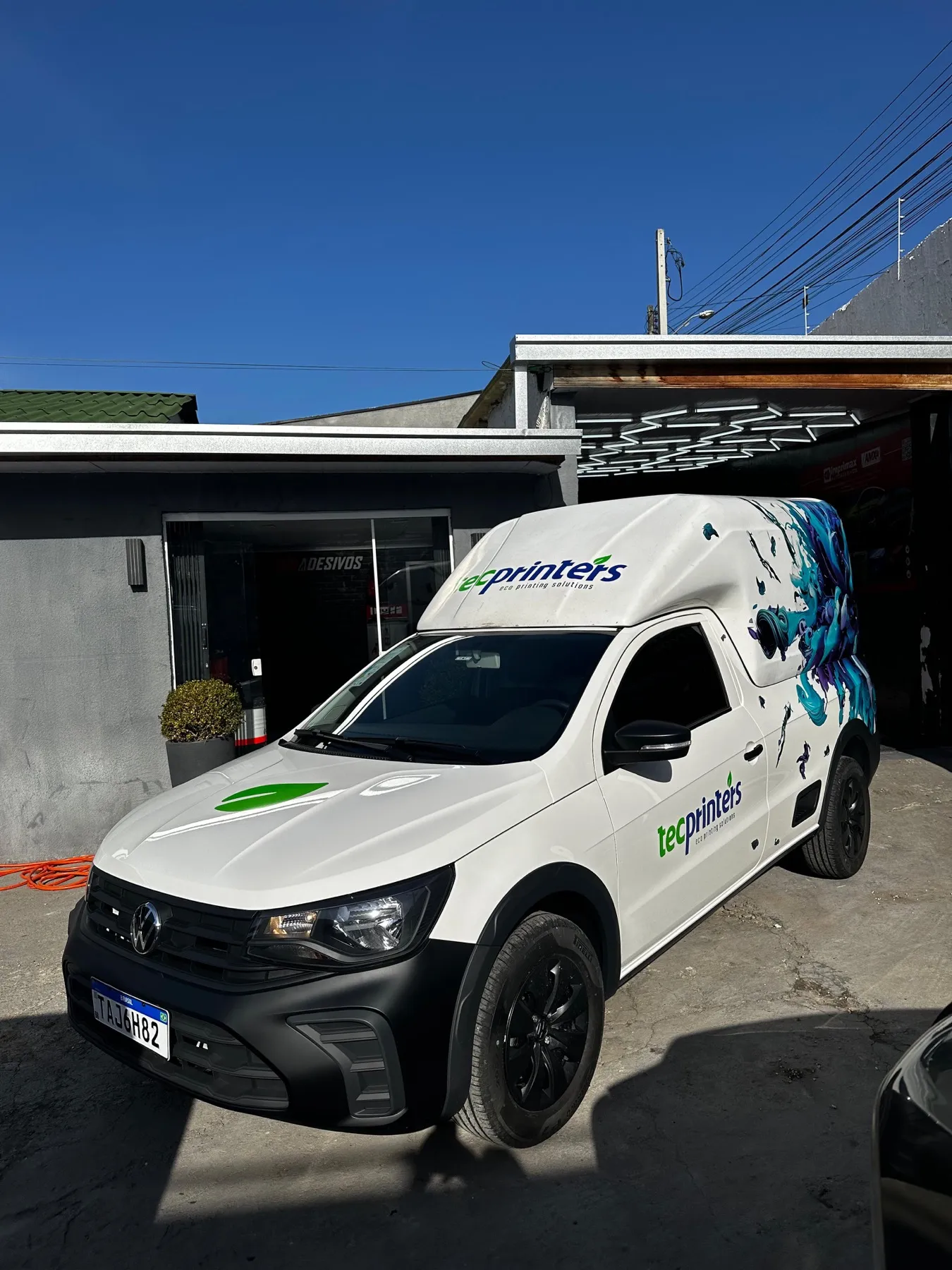 Saveiro branca Tecprinters em frente à loja 041 Adesivos