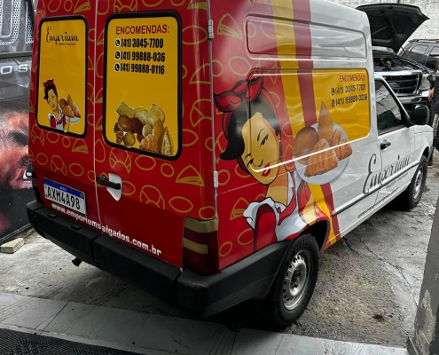 Fiat Fiorino Emporium com arte de pães e personagem padeira