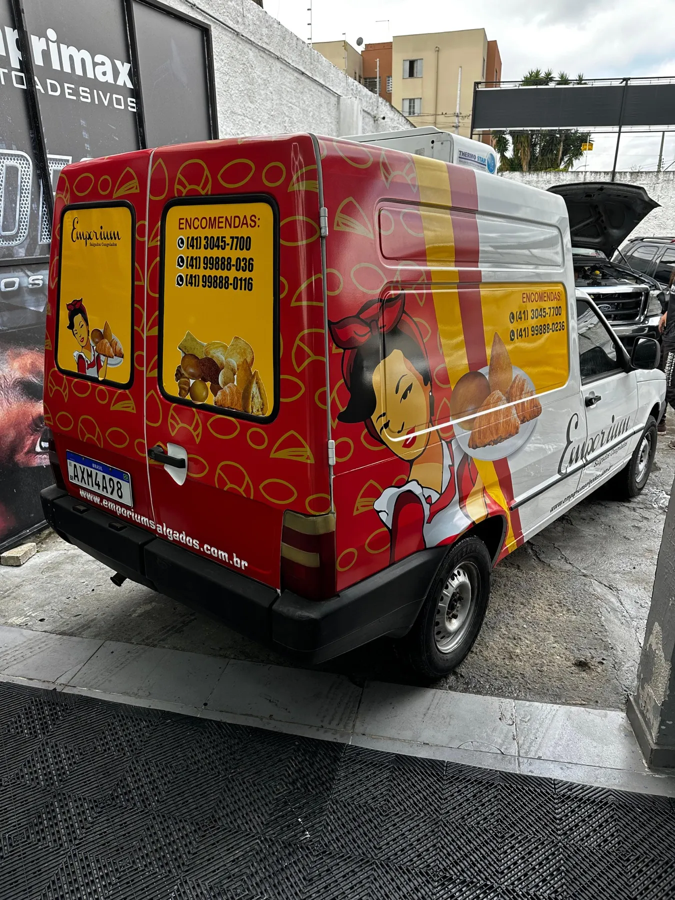 Fiat Fiorino Emporium com arte de pães e personagem padeira