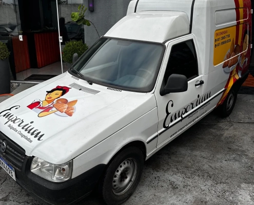 Fiorino refrigerada Emporium branca com arte quente na traseira