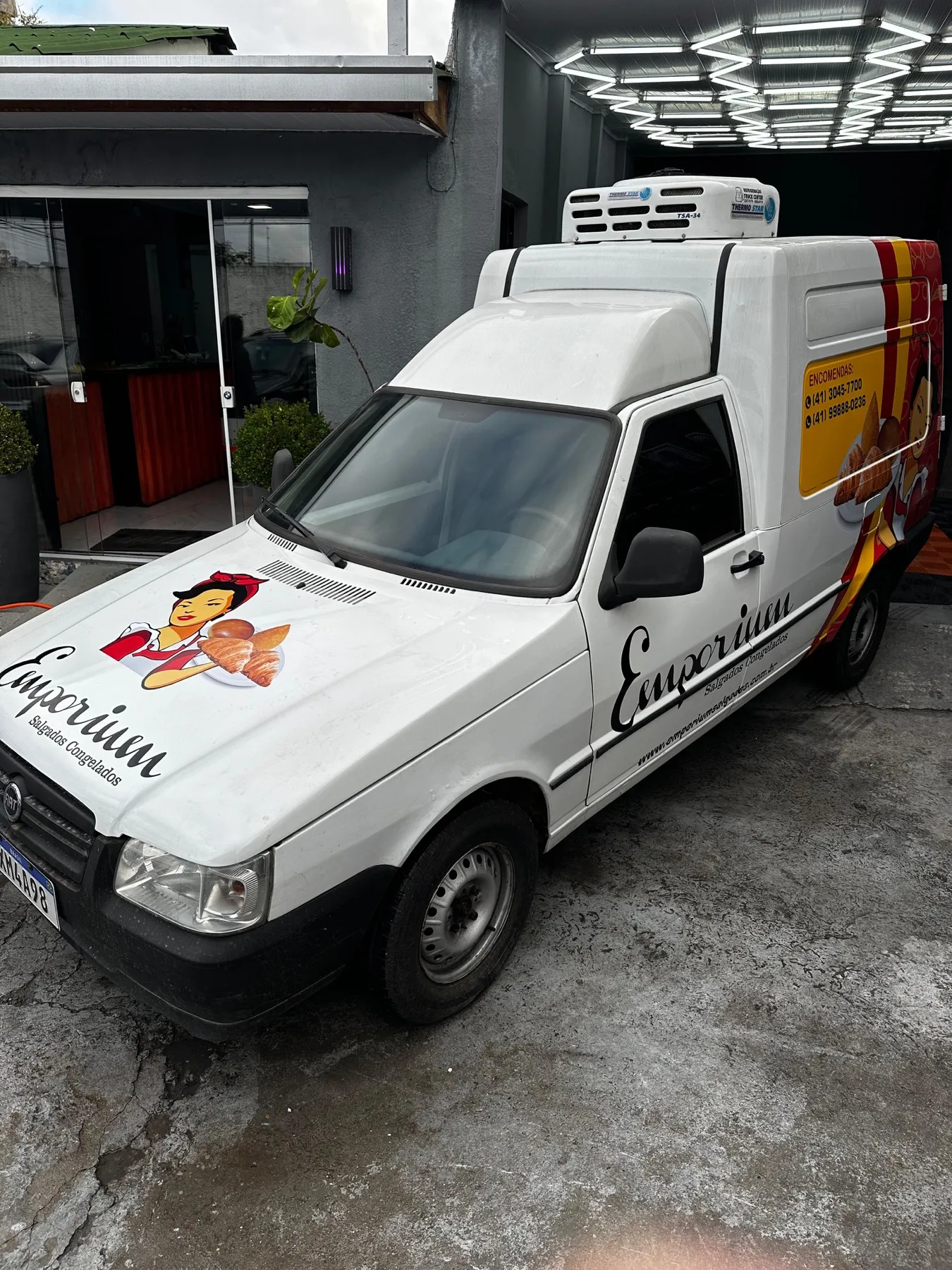 Fiorino refrigerada Emporium branca com arte quente na traseira
