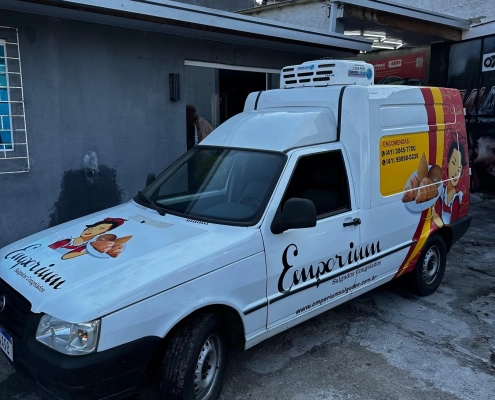 Fiorino baú refrigerado Emporium, lateral branca e traseira quente