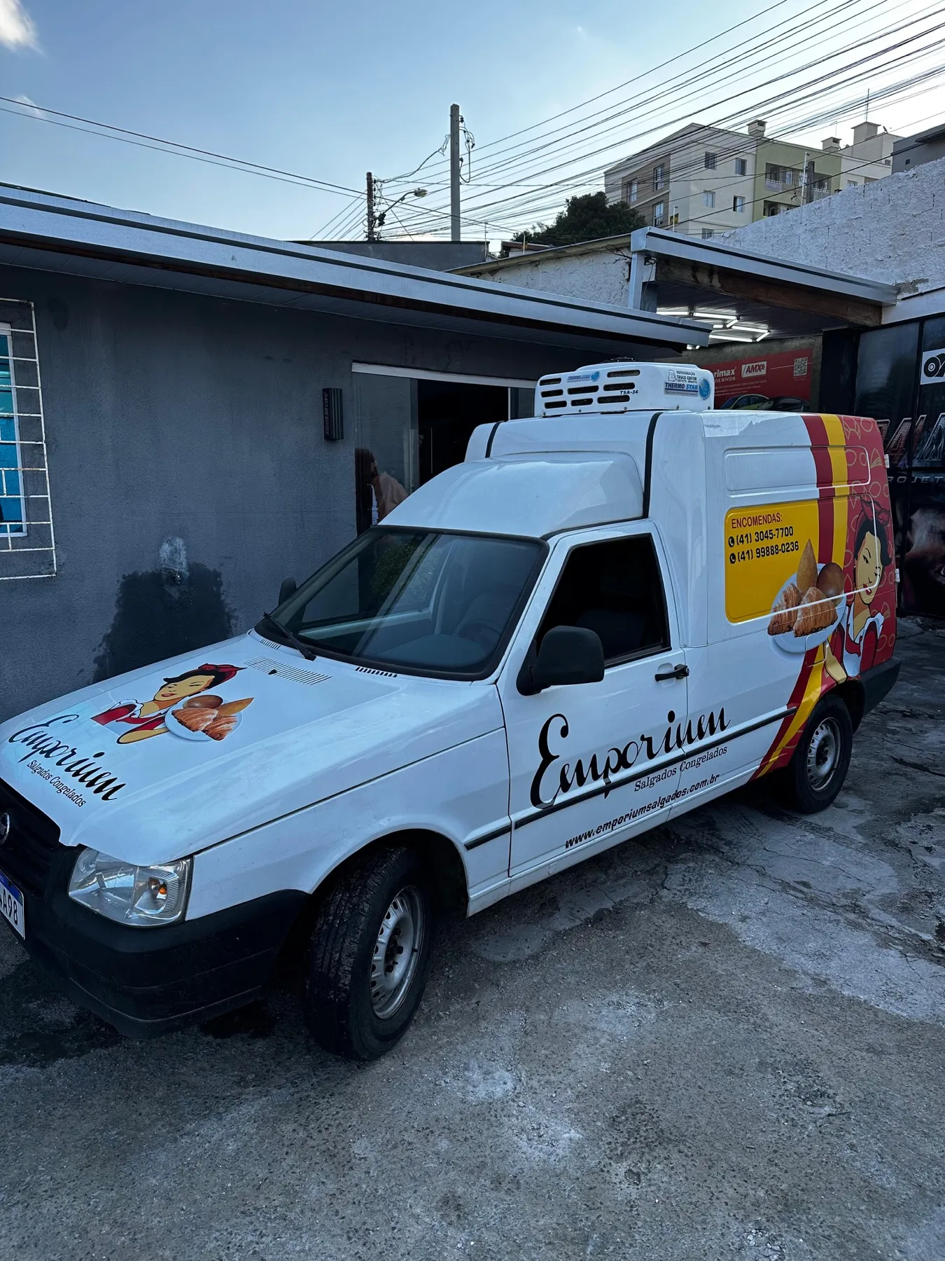 Fiorino baú refrigerado Emporium, lateral branca e traseira quente