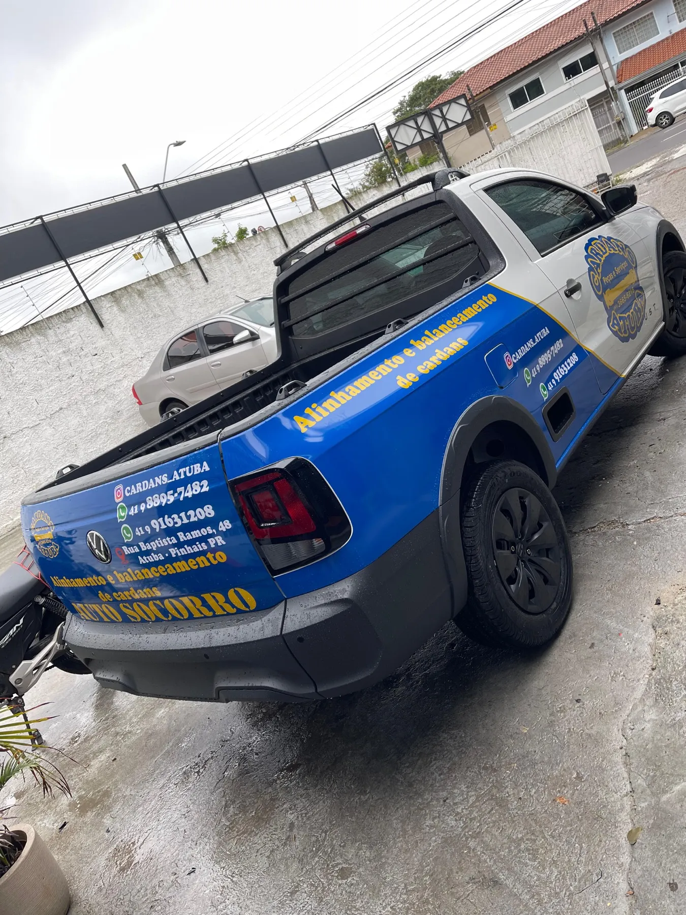 VW Saveiro Cross prata e azul plotada Cardan Atura