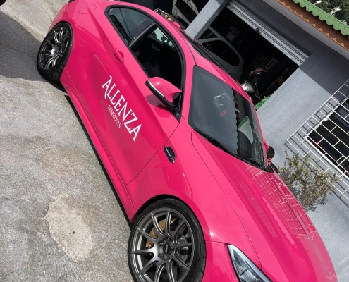 Sedan esportivo envelopado em rosa pink de alto brilho
