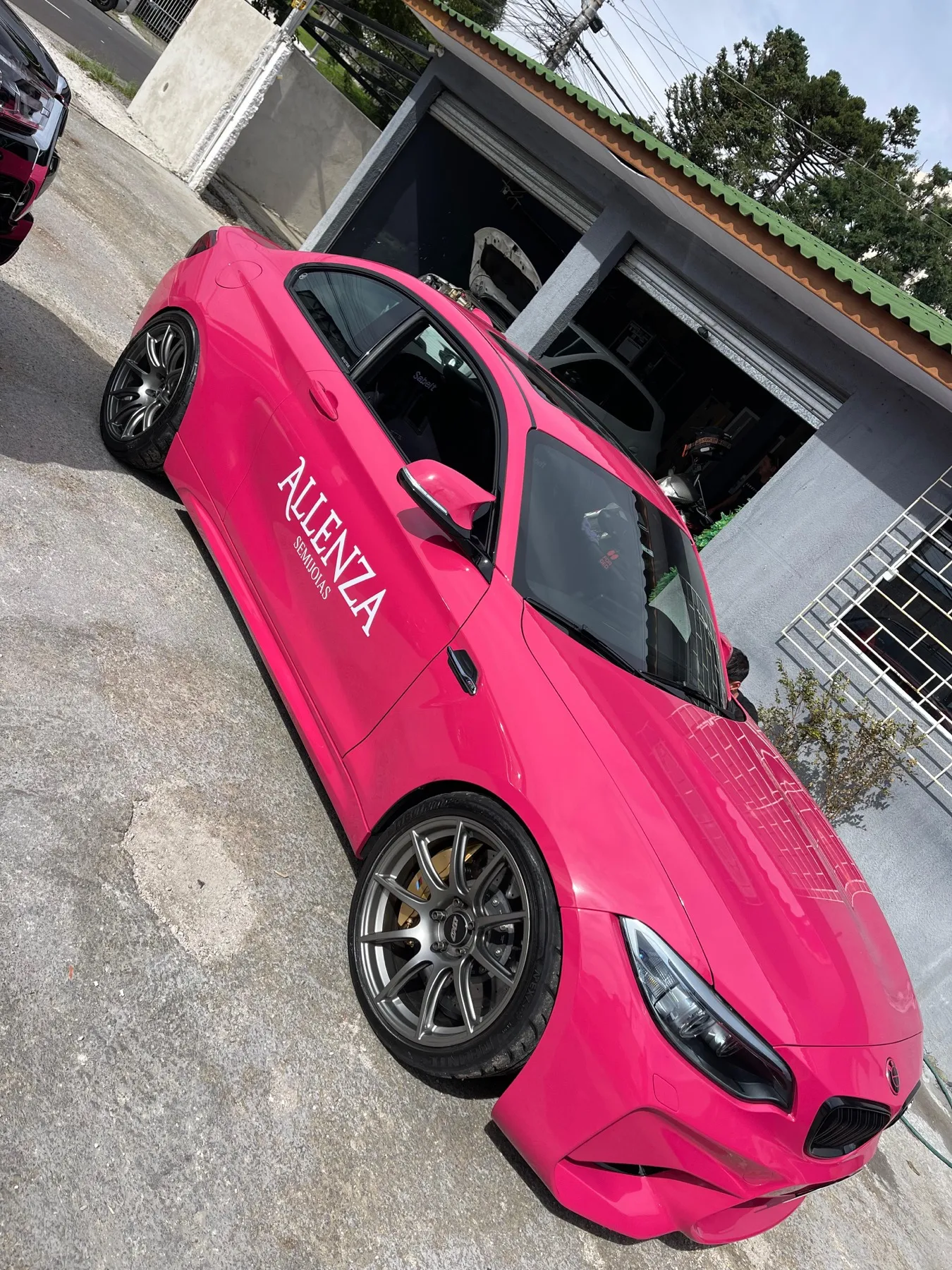Sedan esportivo envelopado em rosa pink de alto brilho