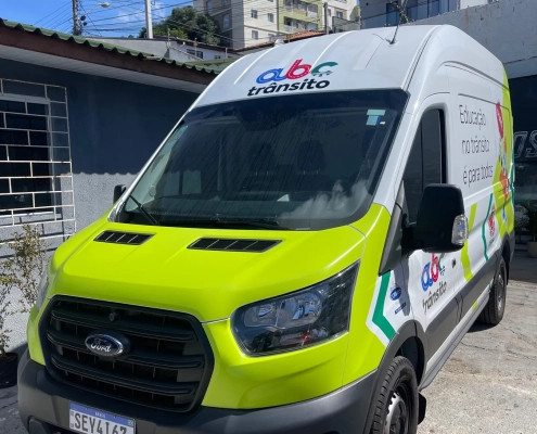 Ford Transit ABC Trânsito verde limão e branca, vista frontal