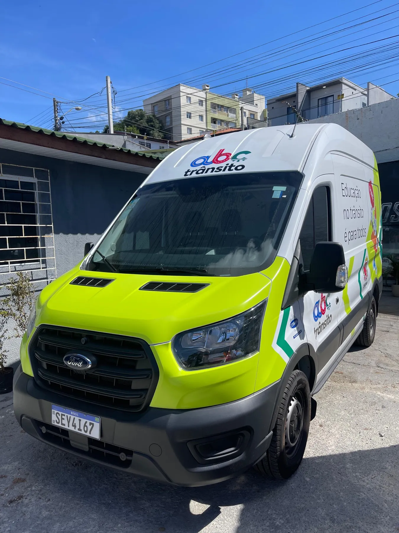 Ford Transit ABC Trânsito verde limão e branca, vista frontal