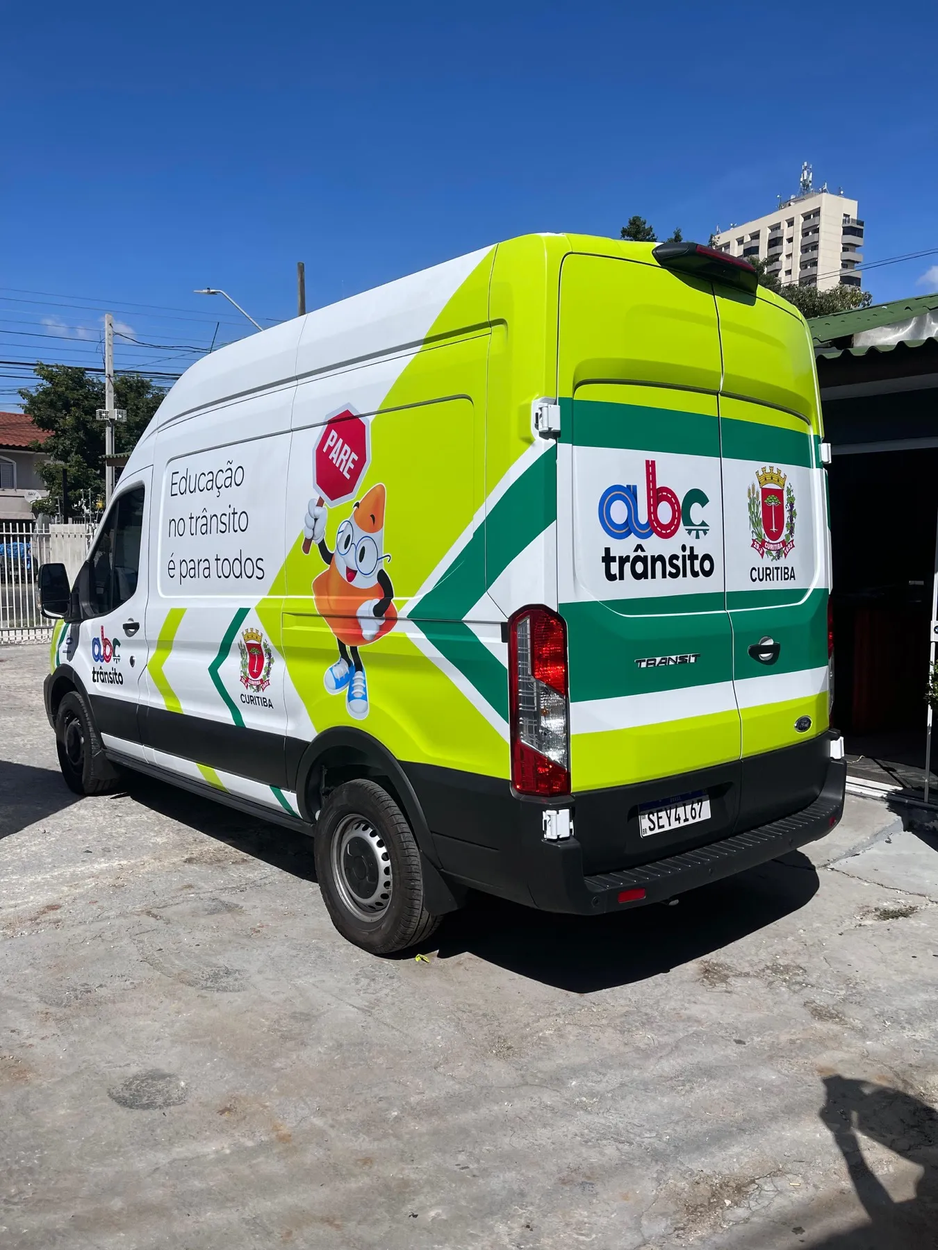 Ford Transit ABC Trânsito com mascote, setas e brasão de Curitiba