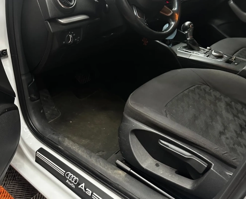 Interior de Audi A3 com soleira personalizada adesivada