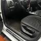 Interior de Audi A3 com soleira personalizada adesivada