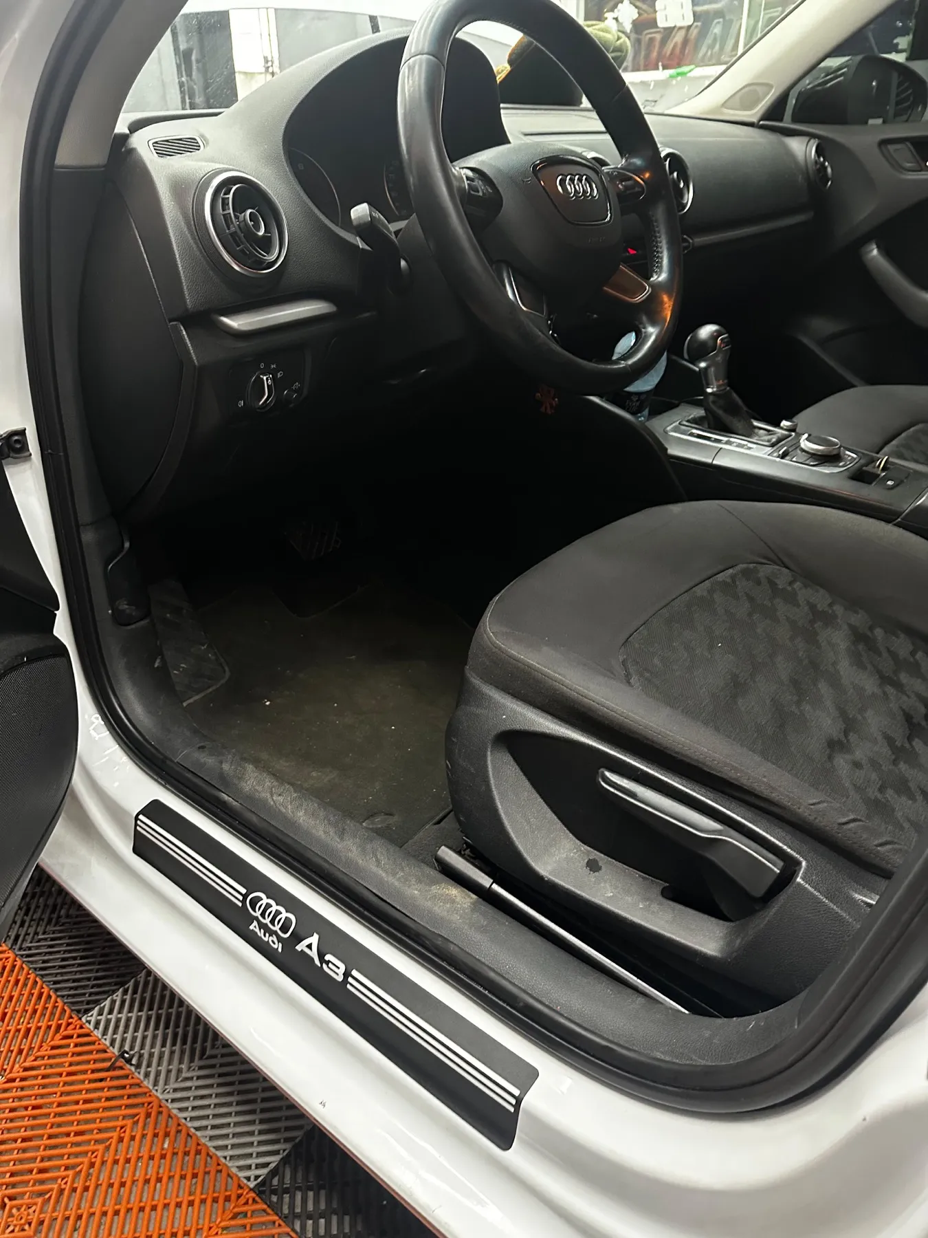 Interior de Audi A3 com soleira personalizada adesivada