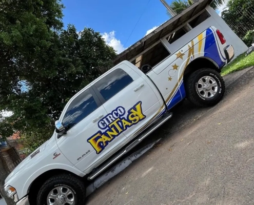 Picape Dodge branca com envelopamento parcial Circo Fantasy