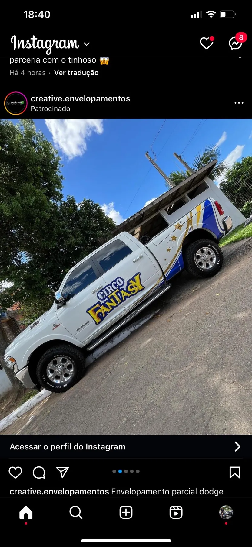 Picape Dodge branca com envelopamento parcial Circo Fantasy