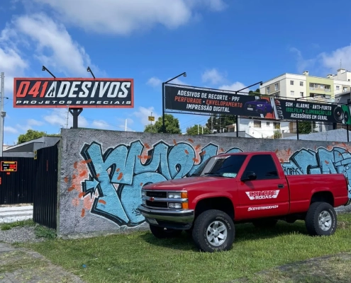 Chevrolet Silverado vermelha com adesivos Coyote Rodas