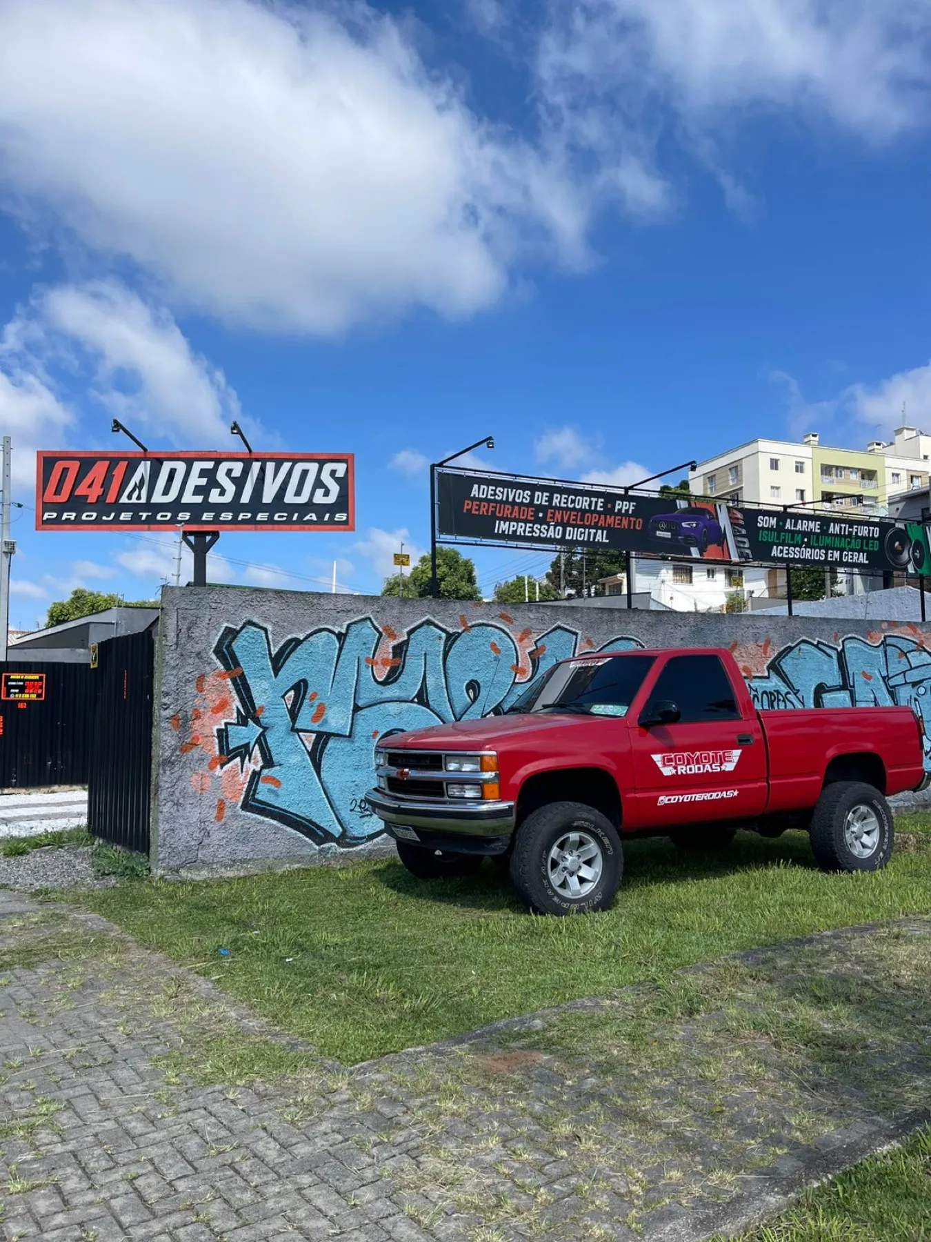 Chevrolet Silverado vermelha com adesivos Coyote Rodas