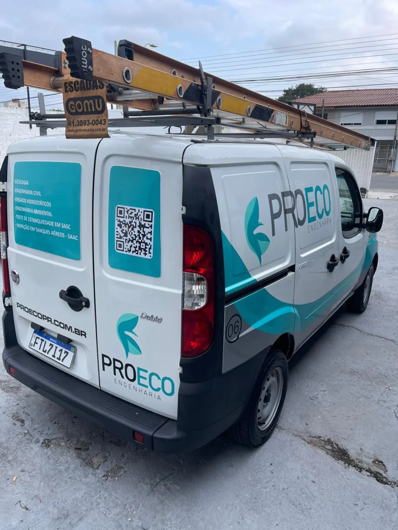 Fiat Doblò branca plotada ProEco Engenharia com QR Code