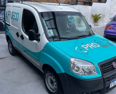 Fiat Doblò ProEco teal e branca com onda na lateral