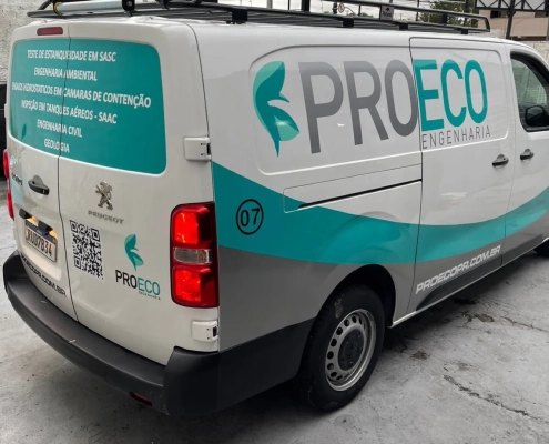 Peugeot Expert branca ProEco com onda teal e QR Code
